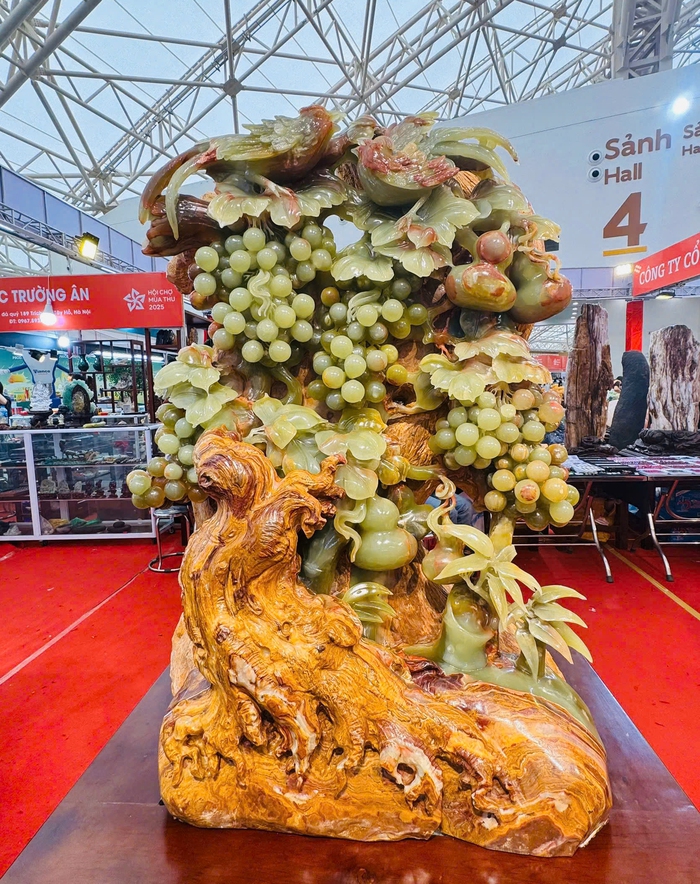 Hội chợ Mùa Thu 2025: Mặt hàng đá quý tinh xảo thu hút người xem- Ảnh 5. Hội chợ Mùa Thu 2025: Mặt hàng đá quý tinh xảo thu hút người xem- Ảnh 5.