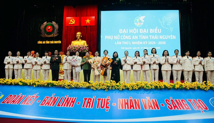 Xây dựng hình ảnh người nữ chiến sĩ Công an Thái Nguyên bản lĩnh, nhân văn, chuyên nghiệp- Ảnh 2. Xây dựng hình ảnh người nữ chiến sĩ Công an Thái Nguyên bản lĩnh, nhân văn, chuyên nghiệp- Ảnh 2.