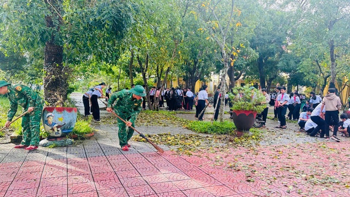 Bộ đội biên phòng Đà Nẵng huy động lực lượng giúp dân khắc phục hậu quả mưa lũ- Ảnh 3. Bộ đội biên phòng Đà Nẵng huy động lực lượng giúp dân khắc phục hậu quả mưa lũ- Ảnh 3.