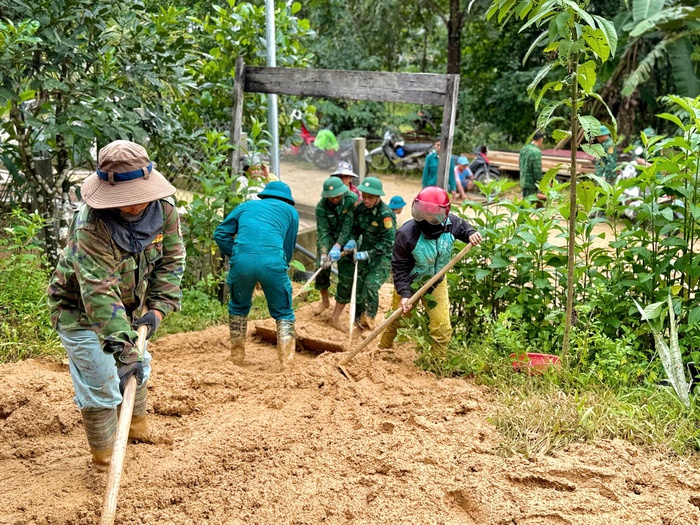 Bộ đội biên phòng Đà Nẵng huy động lực lượng giúp dân khắc phục hậu quả mưa lũ- Ảnh 5. Bộ đội biên phòng Đà Nẵng huy động lực lượng giúp dân khắc phục hậu quả mưa lũ- Ảnh 5.