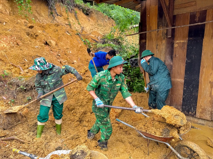 Bộ đội biên phòng Đà Nẵng huy động lực lượng giúp dân khắc phục hậu quả mưa lũ- Ảnh 2. Bộ đội biên phòng Đà Nẵng huy động lực lượng giúp dân khắc phục hậu quả mưa lũ- Ảnh 2.