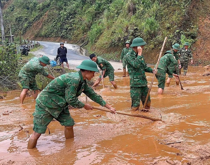 Bộ đội biên phòng Đà Nẵng huy động lực lượng giúp dân khắc phục hậu quả mưa lũ- Ảnh 1. Bộ đội biên phòng Đà Nẵng huy động lực lượng giúp dân khắc phục hậu quả mưa lũ- Ảnh 1.