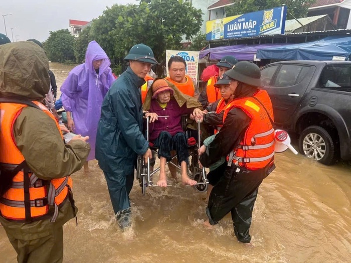 Bộ đội biên phòng Đà Nẵng huy động lực lượng giúp dân khắc phục hậu quả mưa lũ- Ảnh 4. Bộ đội biên phòng Đà Nẵng huy động lực lượng giúp dân khắc phục hậu quả mưa lũ- Ảnh 4.