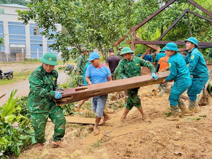 Bộ đội biên phòng Đà Nẵng huy động lực lượng giúp dân khắc phục hậu quả mưa lũ- Ảnh 6. Bộ đội biên phòng Đà Nẵng huy động lực lượng giúp dân khắc phục hậu quả mưa lũ- Ảnh 6.