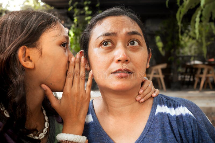 Con trở thành “bờ vai” gánh nước mắt của mẹ- Ảnh 1. Con trở thành “bờ vai” gánh nước mắt của mẹ- Ảnh 1.