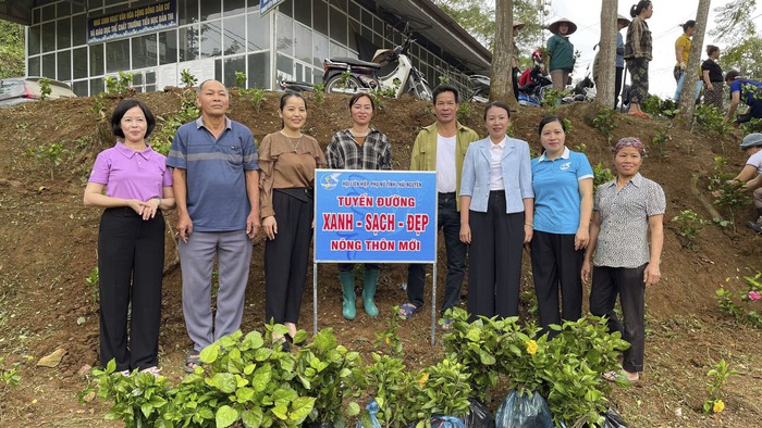 Hội LHPN tỉnh Thái Nguyên triển khai mô hình con đường hoa và tập huấn phân loại rác thải- Ảnh 2. Hội LHPN tỉnh Thái Nguyên triển khai mô hình con đường hoa và tập huấn phân loại rác thải- Ảnh 2.