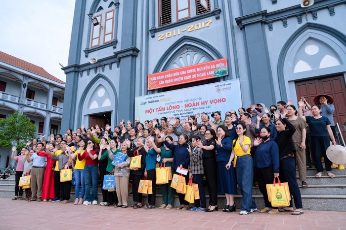 “Một tấm lòng – Ngàn hy vọng”: Khi yêu thương hóa thành mùa hoa sau lũ- Ảnh 4. “Một tấm lòng – Ngàn hy vọng”: Khi yêu thương hóa thành mùa hoa sau lũ- Ảnh 4.