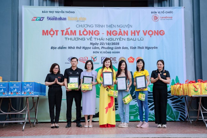 “Một tấm lòng – Ngàn hy vọng”: Khi yêu thương hóa thành mùa hoa sau lũ- Ảnh 3. “Một tấm lòng – Ngàn hy vọng”: Khi yêu thương hóa thành mùa hoa sau lũ- Ảnh 3.