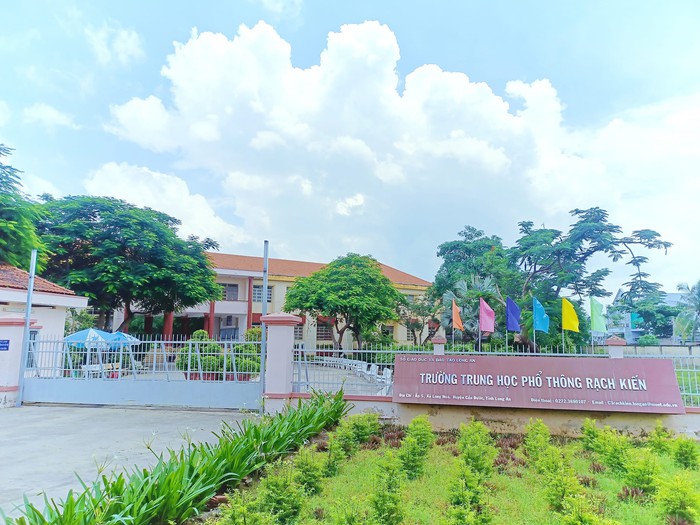 Thầy giáo nhắn tin thân mật với nữ sinh lớp 10: Nhà trường chậm đưa ra biện pháp răn đe đủ mạnh- Ảnh 2. Thầy giáo nhắn tin thân mật với nữ sinh lớp 10: Nhà trường chậm đưa ra biện pháp răn đe đủ mạnh- Ảnh 2.