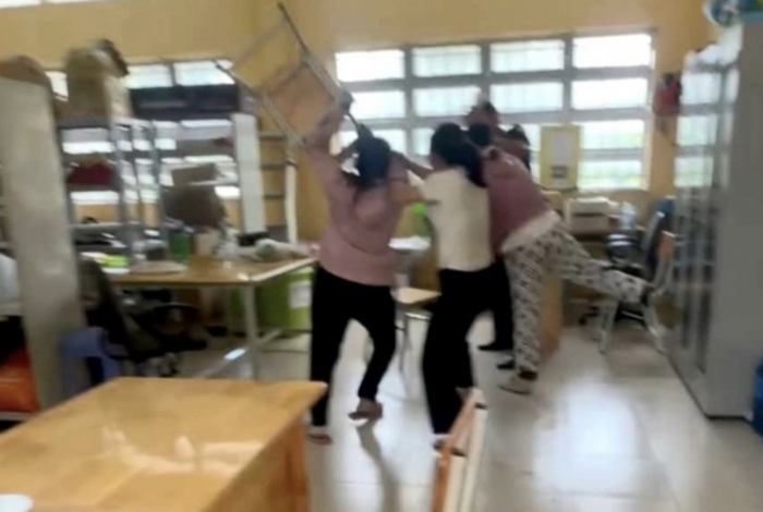 Nhắn tin thân mật với nữ sinh lớp 10, thầy giáo bị phụ huynh xông vào trường hành hung- Ảnh 1. Nhắn tin thân mật với nữ sinh lớp 10, thầy giáo bị phụ huynh xông vào trường hành hung- Ảnh 1.