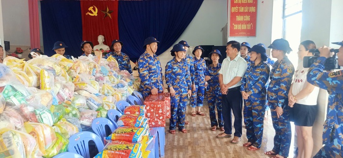 Vùng 3 Hải quân sẻ chia khó khăn với người dân vùng lũ La Châu- Ảnh 3. Vùng 3 Hải quân sẻ chia khó khăn với người dân vùng lũ La Châu- Ảnh 3.