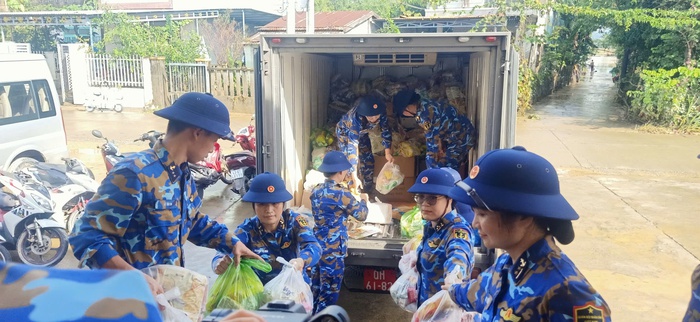 Vùng 3 Hải quân sẻ chia khó khăn với người dân vùng lũ La Châu- Ảnh 2. Vùng 3 Hải quân sẻ chia khó khăn với người dân vùng lũ La Châu- Ảnh 2.