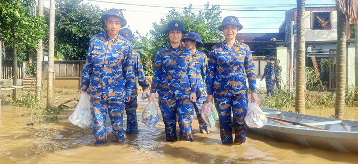 Vùng 3 Hải quân sẻ chia khó khăn với người dân vùng lũ La Châu- Ảnh 1. Vùng 3 Hải quân sẻ chia khó khăn với người dân vùng lũ La Châu- Ảnh 1.