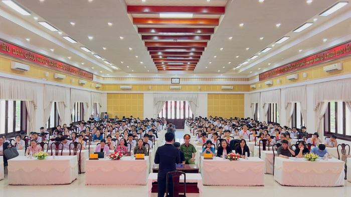 Học sinh được tuyên truyền pháp luật về văn hoá ứng xử trên không gian mạng lồng ghép Bình đẳng giới- Ảnh 1. Học sinh được tuyên truyền pháp luật về văn hoá ứng xử trên không gian mạng lồng ghép Bình đẳng giới- Ảnh 1.