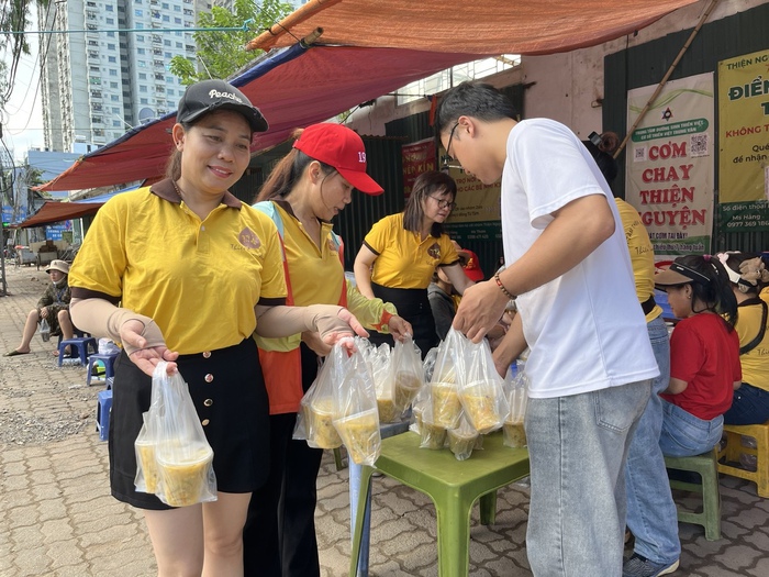 Những suất cơm chan chứa lòng yêu thương từ Bệnh viện K- Ảnh 5.