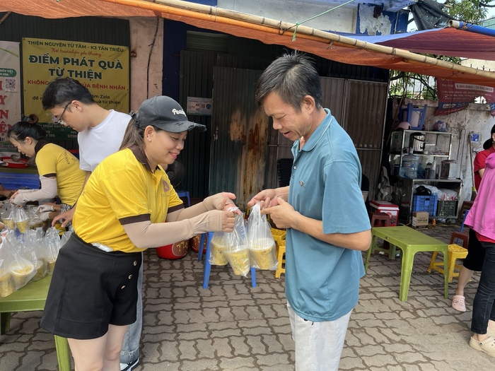 Những suất cơm chan chứa lòng yêu thương từ Bệnh viện K- Ảnh 6.