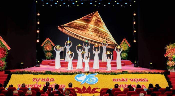 Trong khuôn khổ Lễ kỷ niệm 95 năm thành lập Hội LHPN Việt Nam được tổ chức tại Hà Nội, bộ sưu tập "Áo dài Biểu trưng" được trình diễn như một khúc ca tri ân, tái hiện hành trình phong trào phụ nữ qua nhiều giai đoạn lịch sử