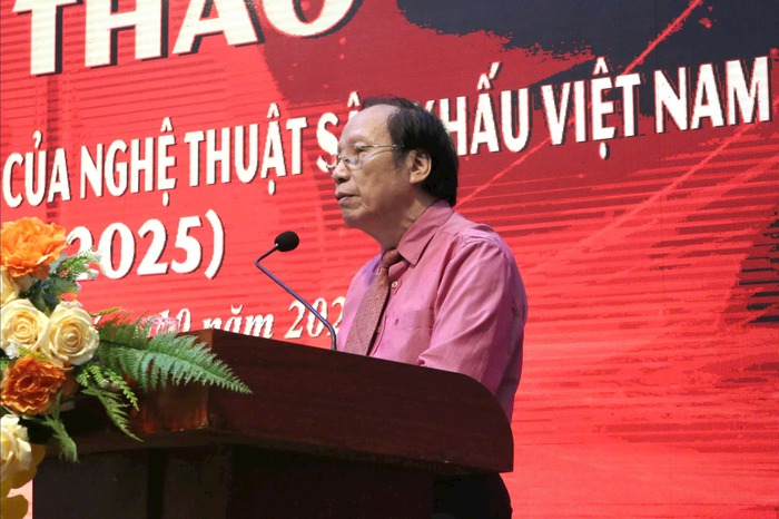 NSND Lê Tiến Thọ, nguyên Chủ tịch Hội Nghệ sĩ Sân khấu Việt Nam chia sẻ tại hội thảo. Ảnh: Phạm Thứ