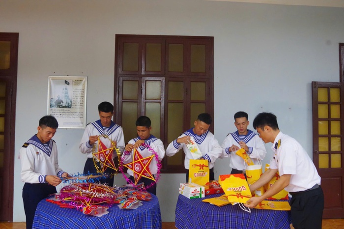 Trung thu rộn ràng, ấm áp ở Trường Sa- Ảnh 3.