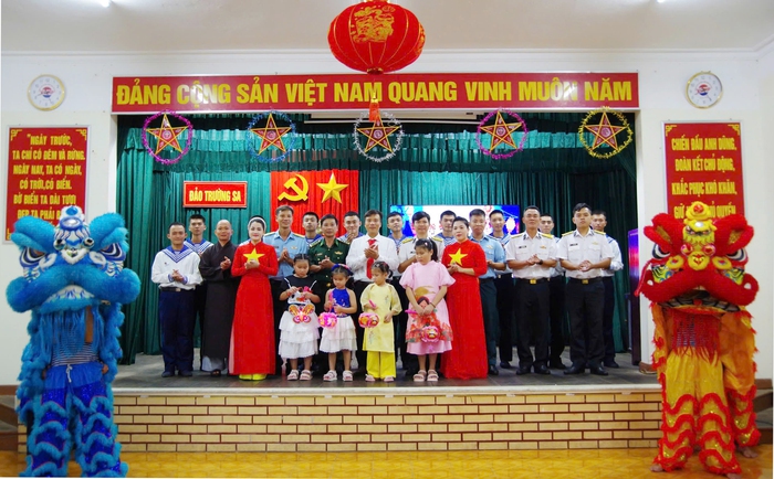 Trung thu rộn ràng, ấm áp ở Trường Sa- Ảnh 8.