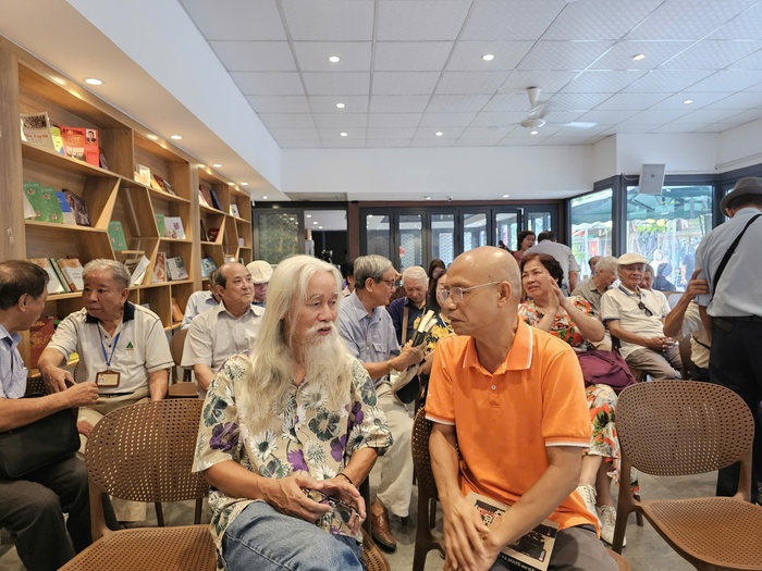 Nhà văn Hoàng Minh Tường ra mắt 