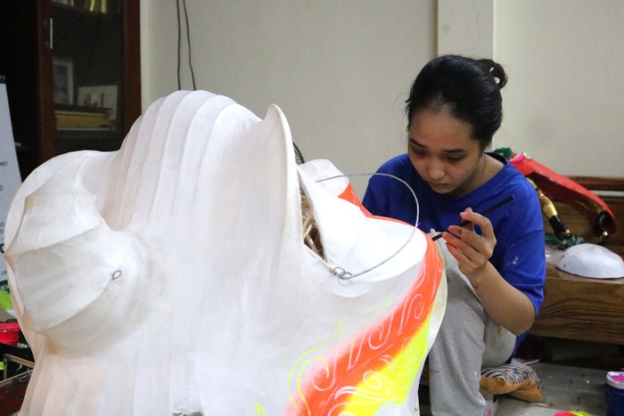 Làm đầu lân mùa Trung thu: Quần quật 18 - 20 tiếng mỗi ngày- Ảnh 3.