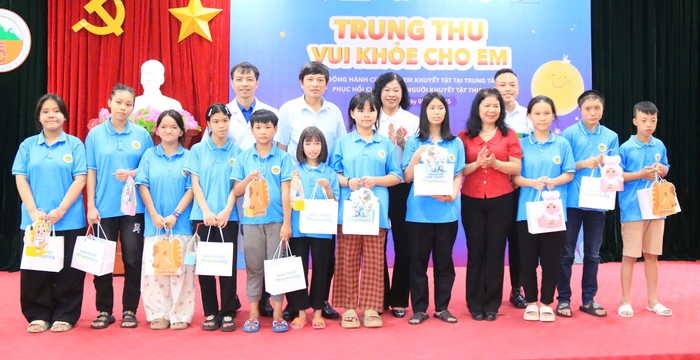 Hội Bảo vệ quyền trẻ em Việt Nam mang Tết Trung thu ấm áp đến 350 trẻ em và người cao tuổi - Ảnh 5.