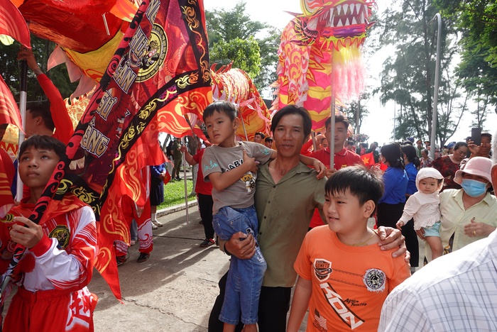 Người dân hào hứng tham gia lễ hội, xem đây là dịp để thể hiện lòng thành tâm cầu mong cho cuộc sống được bình an, đủ đầy