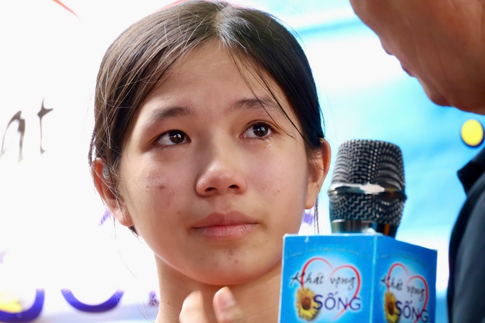 Nghẹn lòng với 3 điều ước của cô gái mồ côi- Ảnh 1.
