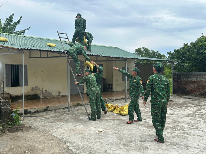 Quảng Ninh: Bộ đội Biên phòng kêu gọi, vận động hàng nghìn ngư dân vào nơi tránh bão số 11- Ảnh 6.