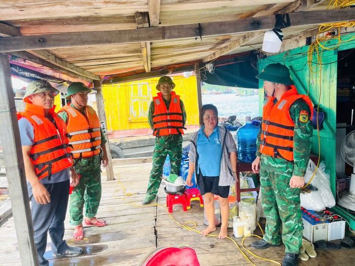 Quảng Ninh: Bộ đội Biên phòng kêu gọi, vận động hàng nghìn ngư dân vào nơi tránh bão số 11- Ảnh 3.