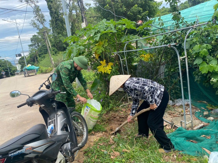 Quảng Ninh: Bộ đội Biên phòng kêu gọi, vận động hàng nghìn ngư dân vào nơi tránh bão số 11- Ảnh 5.