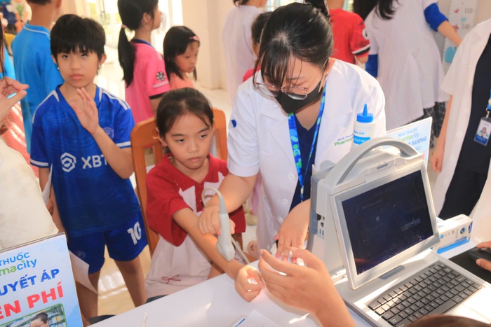 Hội Bảo vệ quyền trẻ em Việt Nam mang Tết Trung thu ấm áp đến 350 trẻ em và người cao tuổi - Ảnh 1.