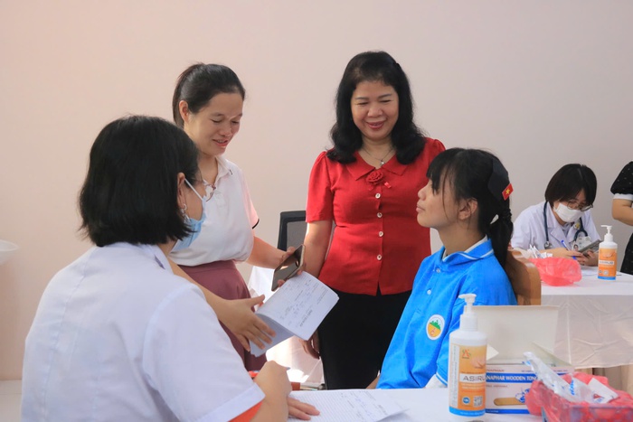 Hội Bảo vệ quyền trẻ em Việt Nam mang Tết Trung thu ấm áp đến 350 trẻ em và người cao tuổi - Ảnh 2.