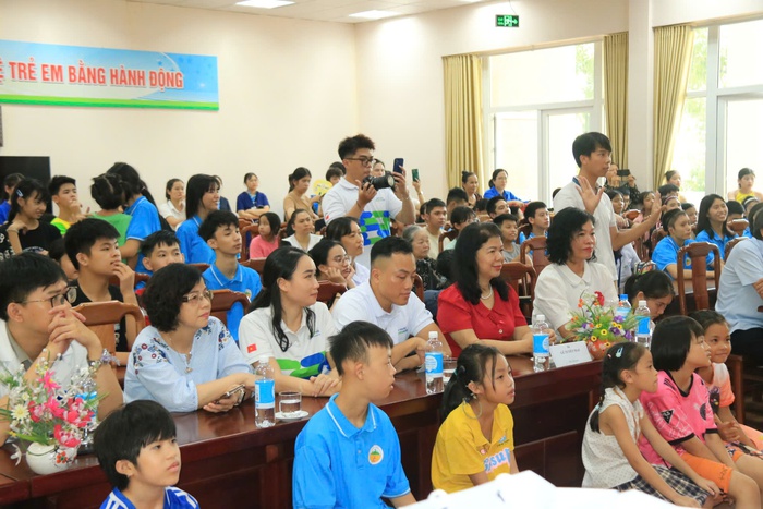 Hội Bảo vệ quyền trẻ em Việt Nam mang Tết Trung thu ấm áp đến 350 trẻ em và người cao tuổi - Ảnh 4.