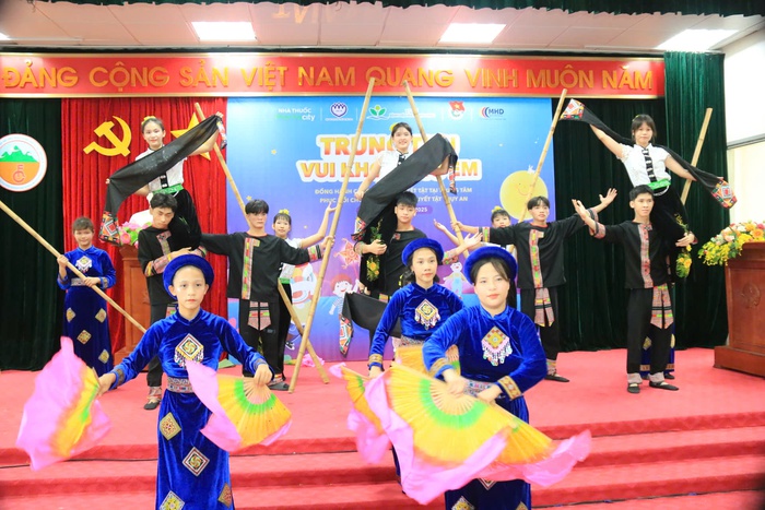 Hội Bảo vệ quyền trẻ em Việt Nam mang Tết Trung thu ấm áp đến 350 trẻ em và người cao tuổi - Ảnh 3.