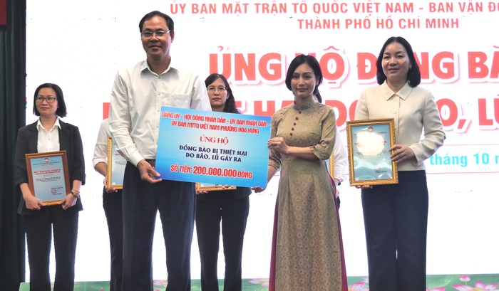 TPHCM: Tiếp nhận hơn 35,6 tỷ đồng ủng hộ đồng bào bị thiệt hại do bão số 10- Ảnh 2.