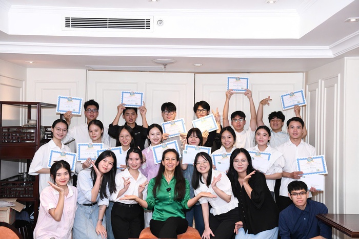 Nhà văn Isabelle Muller và các học sinh được nhận học bổng của Quỹ LOAN