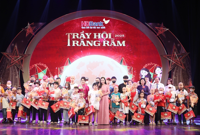 Chủ tịch Hội LHPN Việt Nam Nguyễn Thị Tuyến dự chương trình "Trẩy hội trăng rằm 2025"- Ảnh 1.