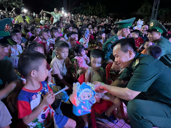 Rộn rã "Biên cương - Đêm hội trăng rằm" nơi mưa lũ vừa đi qua- Ảnh 1.