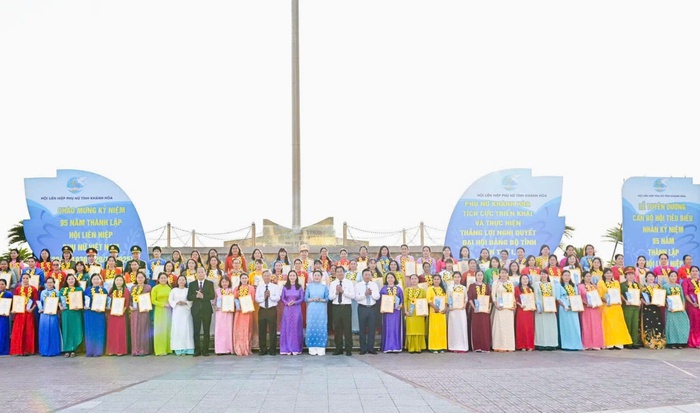 Khánh Hòa: Tuyên dương 95 cán bộ Hội tiêu biểu nhân kỷ niệm 95 năm thành lập Hội LHPN Việt Nam- Ảnh 1.