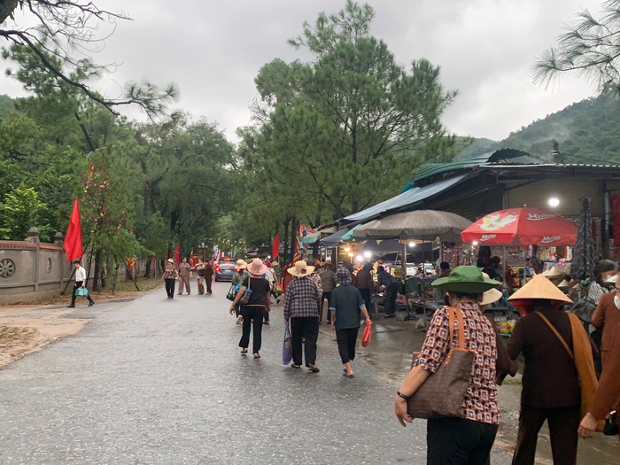 Hàng nghìn người đội mưa dâng hương tưởng niệm ngày mất Danh nhân Nguyễn Trãi- Ảnh 2.