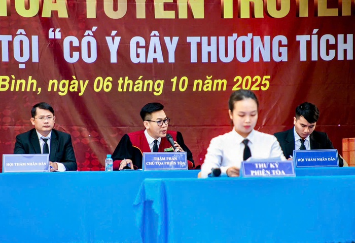 TPHCM: 2.600 học sinh theo dõi tái hiện phiên tòa phòng chống bạo lực học đường- Ảnh 2.