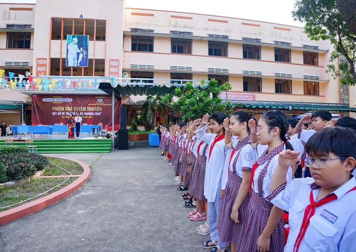 TPHCM: 2.600 học sinh theo dõi tái hiện phiên tòa phòng chống bạo lực học đường- Ảnh 3.