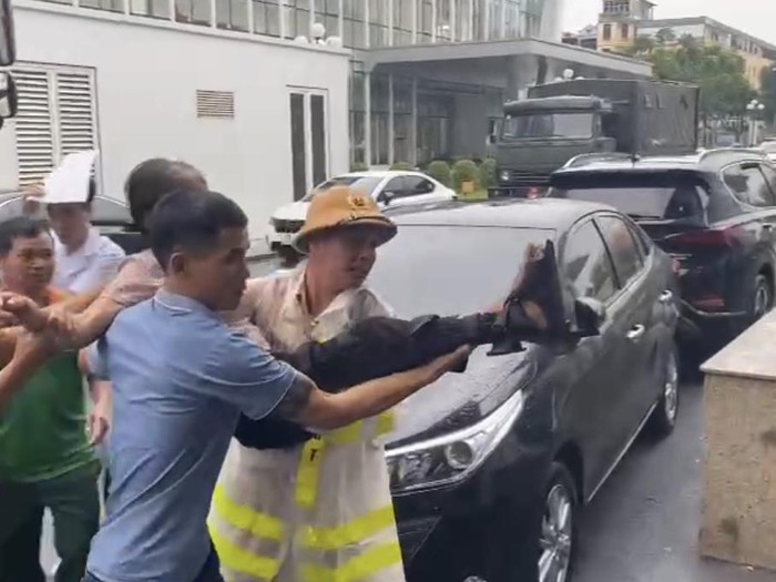 Công an Hà Nội giúp đỡ người dân khắc phục hậu quả do ảnh hưởng bão số 11- Ảnh 3.