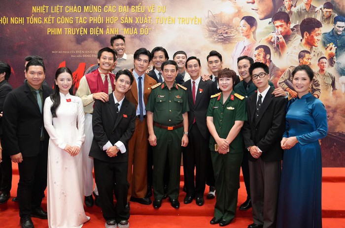 Ê kíp "Mưa đỏ" nhận bằng khen của Bộ trưởng Quốc phòng- Ảnh 1.
