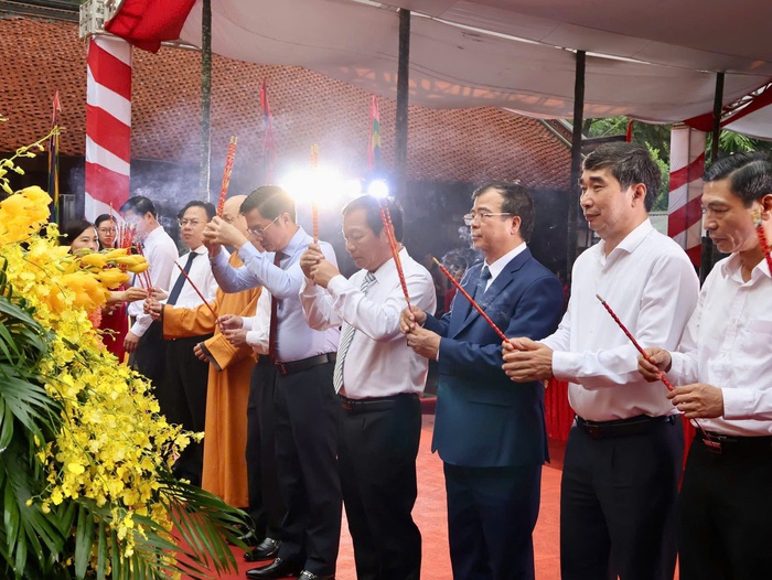 Hàng nghìn người đội mưa dâng hương tưởng niệm ngày mất Danh nhân Nguyễn Trãi- Ảnh 3.