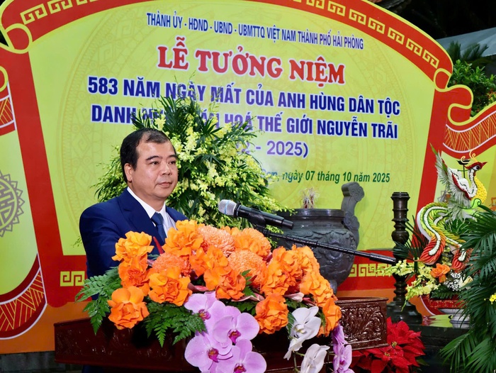 Hàng nghìn người đội mưa dâng hương tưởng niệm ngày mất Danh nhân Nguyễn Trãi- Ảnh 1.