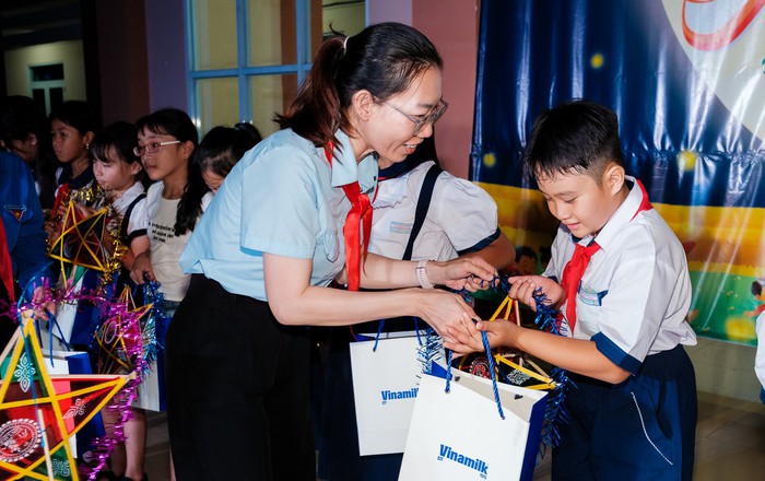 Vinamilk thắp sáng mùa trăng, gửi trọn yêu thương đến trẻ em Việt- Ảnh 7. Vinamilk thắp sáng mùa trăng, gửi trọn yêu thương đến trẻ em Việt- Ảnh 7.