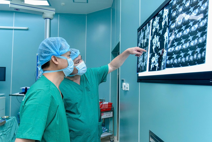 Phẫu thuật cứu sống cô gái bị gãy khung chậu kiểu "gió thổi"- Ảnh 1.